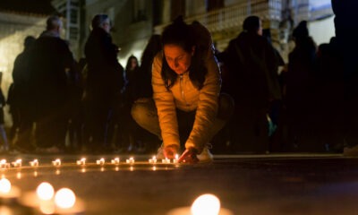 Encienden velas en memoria a las mujeres víctimas de feminicidio. Foto: Europa Press.