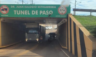 Camión quedó atascado en el túnel. Foto: Gentileza.