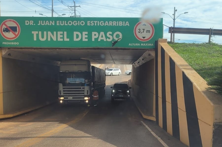 Camión quedó atascado en el túnel. Foto: Gentileza.