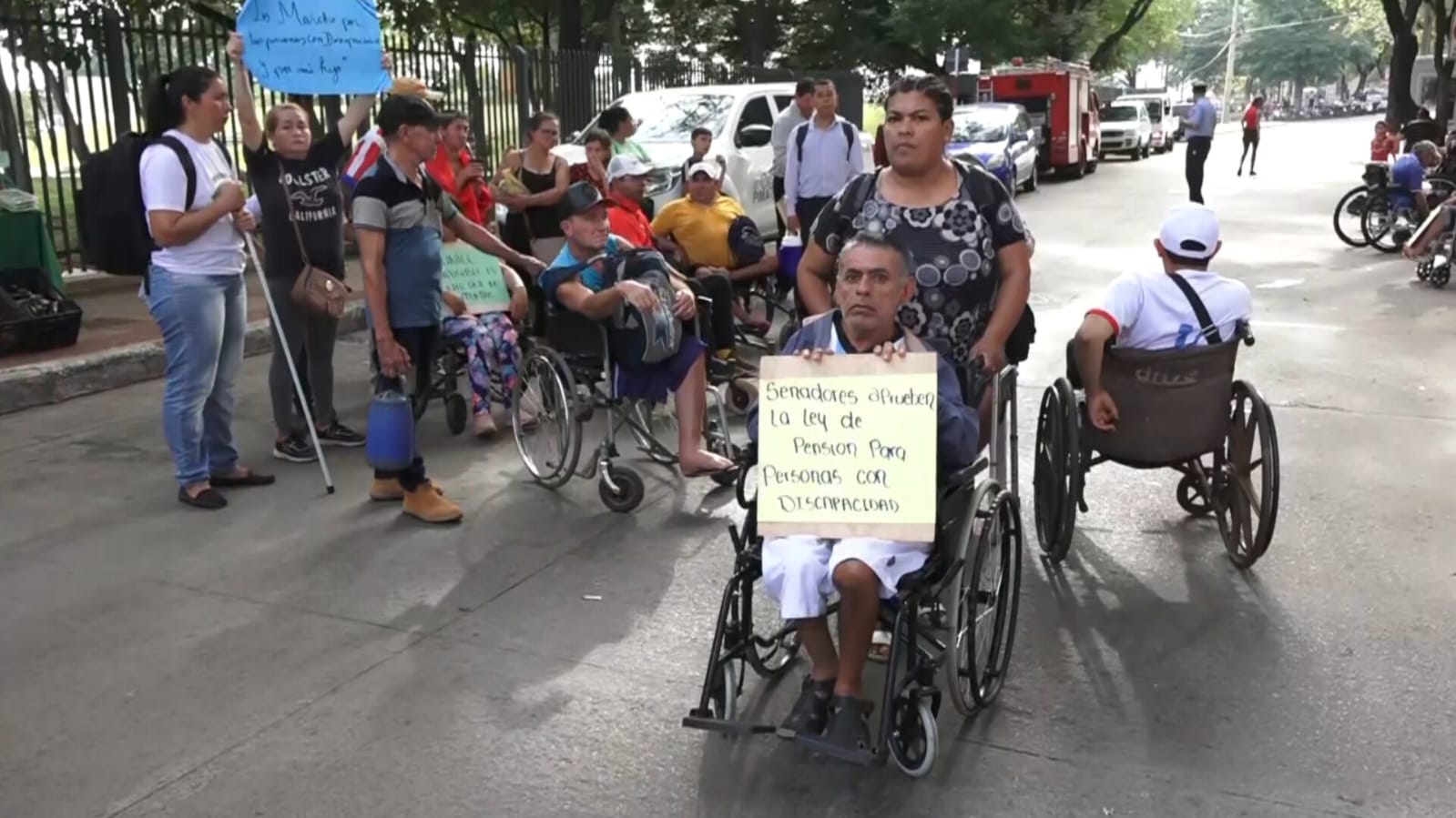 Personas con discapacidad manifestándose frente al Congreso. Foto: El Nacional.