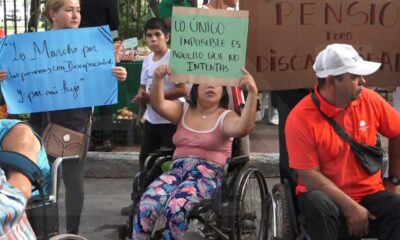 Personas con discapacidad manifestándose frente al Congreso. Foto: El Nacional.