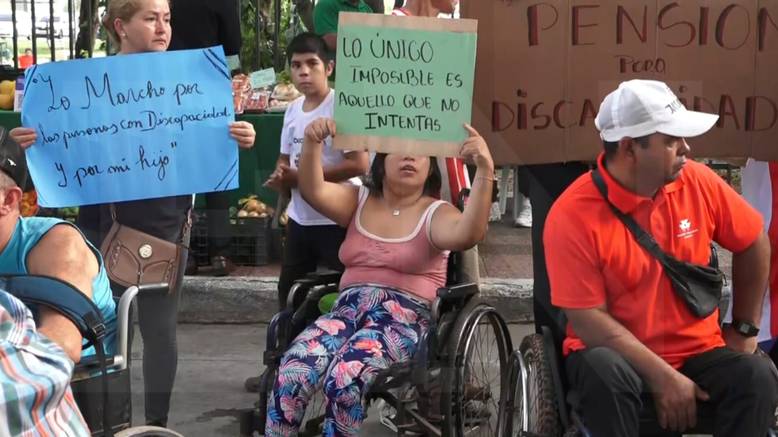 Personas con discapacidad manifestándose frente al Congreso. Foto: El Nacional.