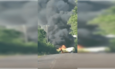 El impacto provocó el incendio del vehículo. Foto: Captura.