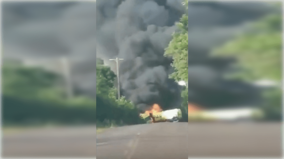 El impacto provocó el incendio del vehículo. Foto: Captura.