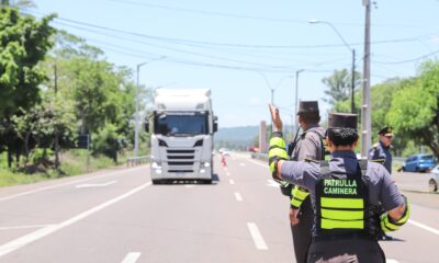 Agente de la Patrulla Caminera sobre la ruta PY02. Foto: MOPC.