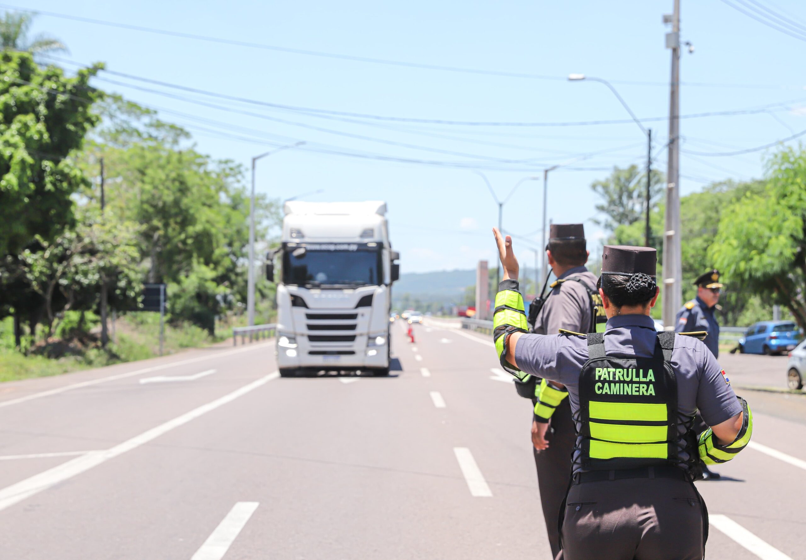 Agente de la Patrulla Caminera sobre la ruta PY02. Foto: MOPC.