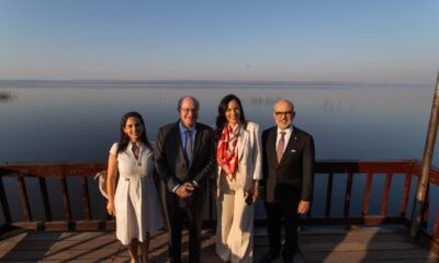 La Ing. Claudia Crosa; del MOPC; el presidente del BID, Ilan Goldfajn; la ministra del MOPC, Claudia Centurión; y Alonso Chaverri Suárez, representante del BID en Paraguay, durante una visita al lago Ypacaraí, en Areguá, en julio de 2024. Foto: BID.