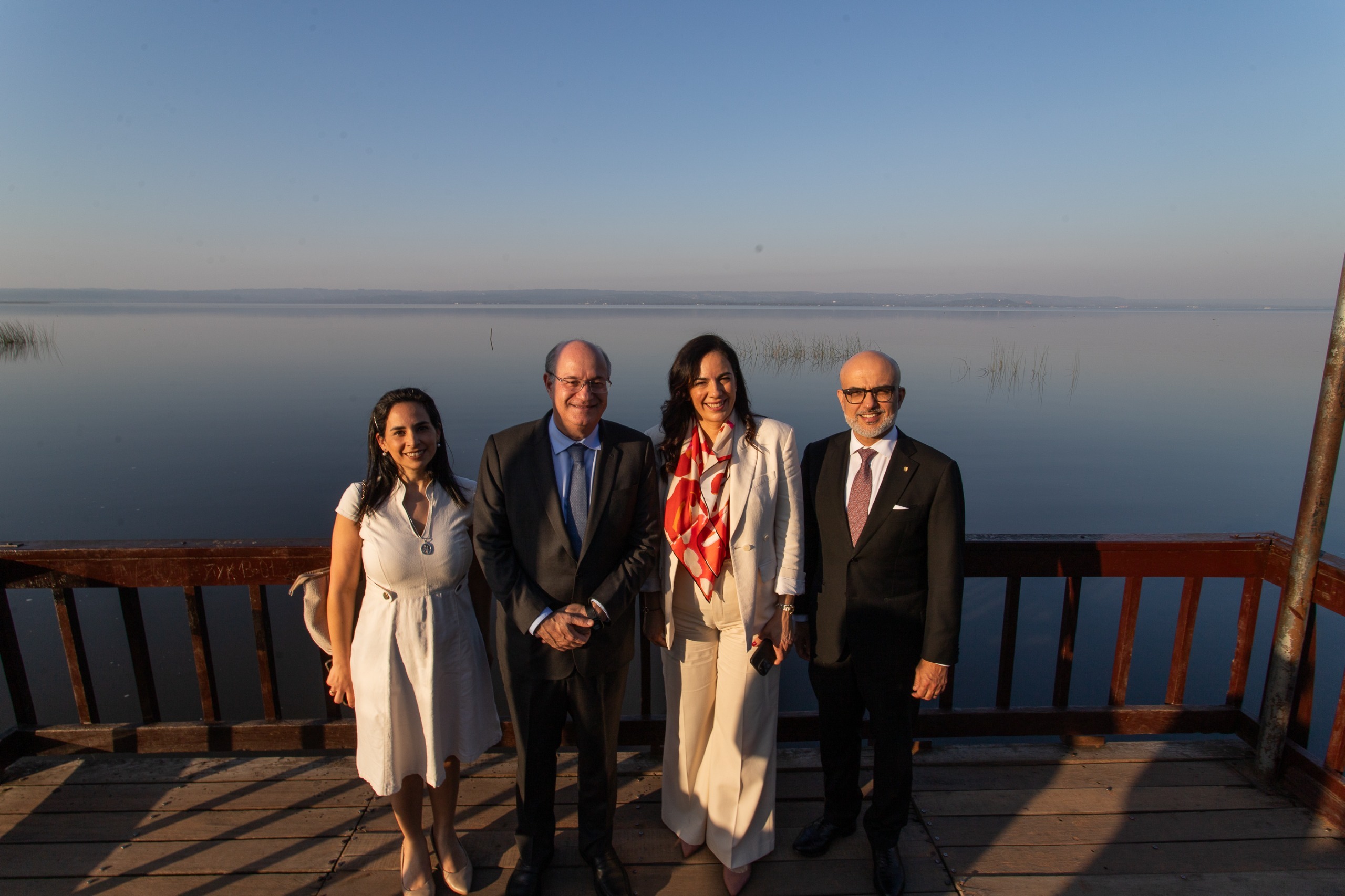 La Ing. Claudia Crosa; del MOPC; el presidente del BID, Ilan Goldfajn; la ministra del MOPC, Claudia Centurión; y Alonso Chaverri Suárez, representante del BID en Paraguay, durante una visita al lago Ypacaraí, en Areguá, en julio de 2024. Foto: BID.