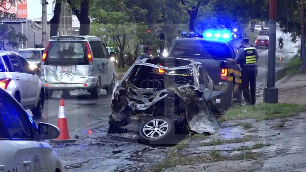 Vehículo calcinado que costó la vida a un hombre. Foto: El Nacional.