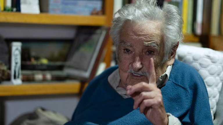 José Mujica brindó una entrevista en su chacra en Montevideo (Eitan ABRAMOVICH/AFP)