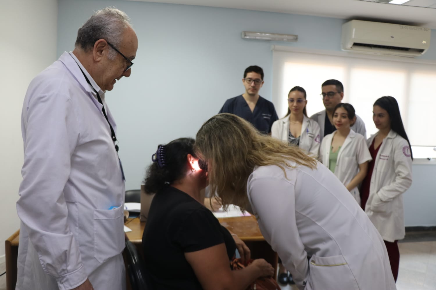 La consulta se realiza por orden de llegada, permitiendo a los pacientes acceder a un control dermatológico que podría ser crucial en la detección temprana del cáncer de piel. Foto: Gentileza.