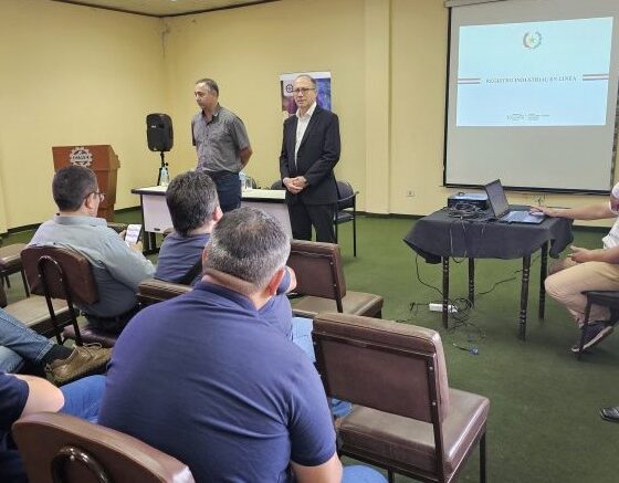 La charla práctica incluyó los procesos, utilidades y garantías que ofrece el Registro Industrial En Línea. Foto: Gentileza.