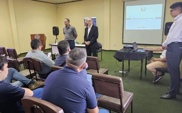 La charla práctica incluyó los procesos, utilidades y garantías que ofrece el Registro Industrial En Línea. Foto: Gentileza.