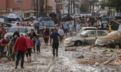 Varias personas caminan por una de las calles afectadas en Valencia, tras las fuertes lluvias causadas por la DANA. Foto: Archivo.