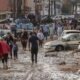 Varias personas caminan por una de las calles afectadas en Valencia, tras las fuertes lluvias causadas por la DANA. Foto: Archivo.