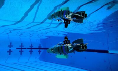 Un prototipo de robot diseñado para explorar los océanos subterráneos de las lunas heladas se refleja en la superficie del agua durante una prueba en una piscina en Caltech en septiembre. - NASA/JPL-CALTECH