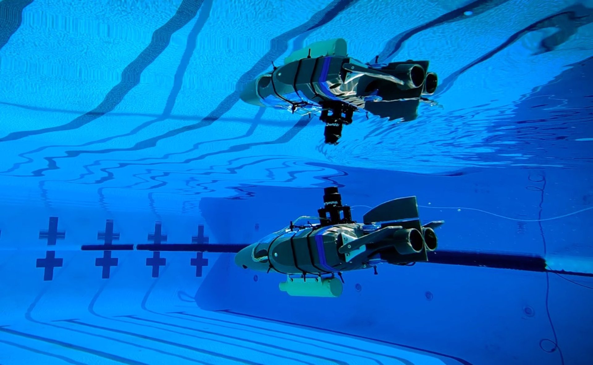 Un prototipo de robot diseñado para explorar los océanos subterráneos de las lunas heladas se refleja en la superficie del agua durante una prueba en una piscina en Caltech en septiembre. - NASA/JPL-CALTECH