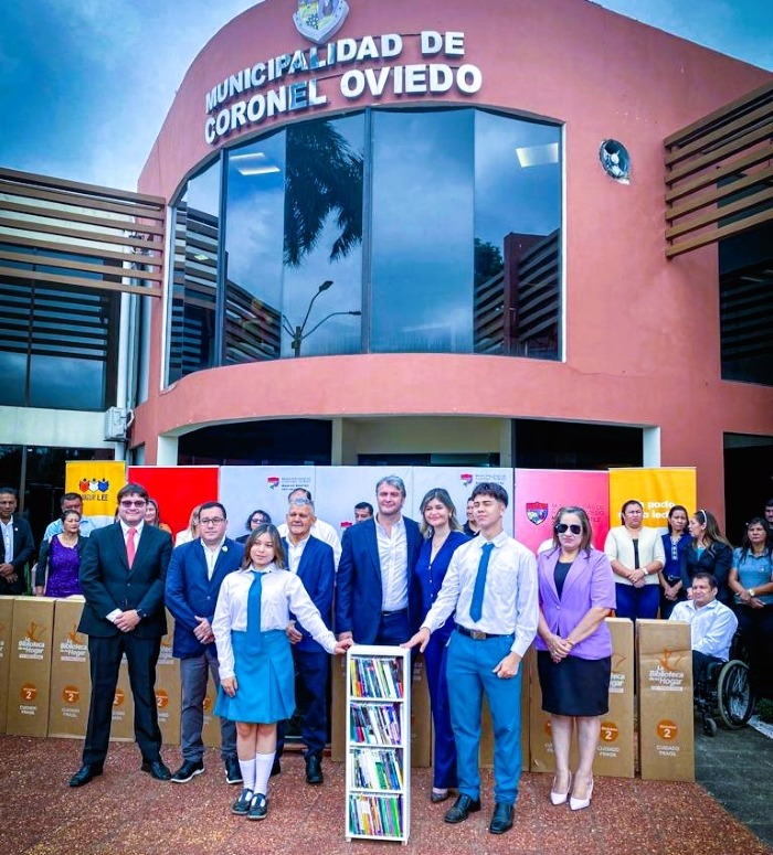 Entrega de bibliotecas en la ciudad de Cnel. Oviedo, parte del programa "Un pacto con la lectura", de Fundación El Lector. Cortesía