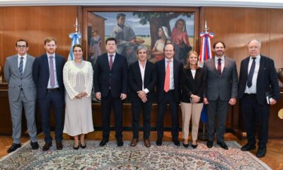 El titular del MIC, Javier Giménez, en compañía del viceministro de Minas y Energías del MOPC, Mauricio Bejarano, mantuvieron una reunión con representantes del gobierno argentino. Foto: IP