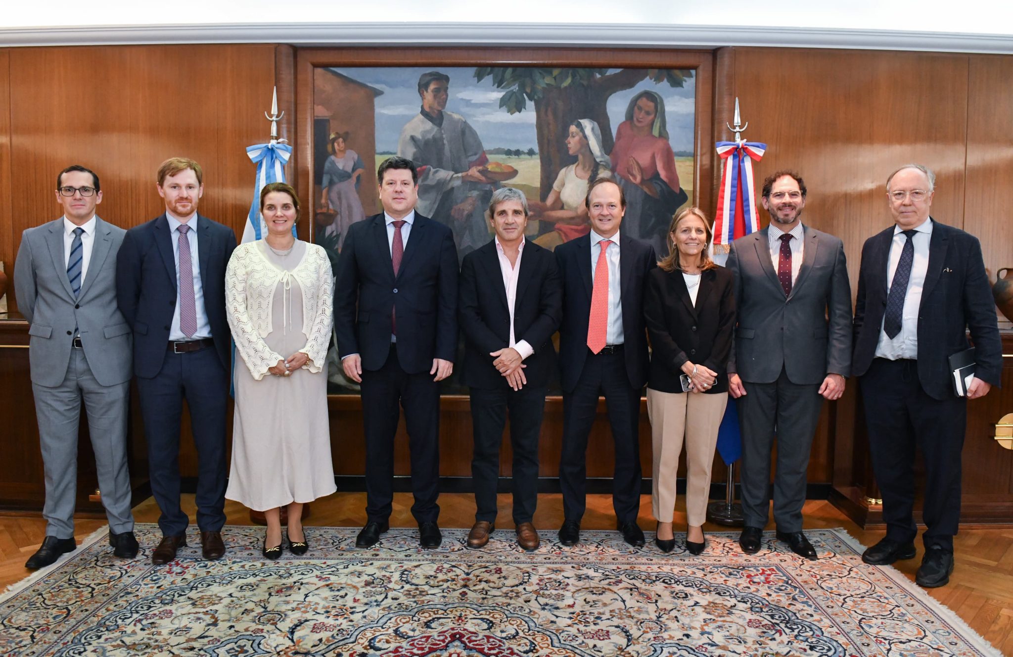 El titular del MIC, Javier Giménez, en compañía del viceministro de Minas y Energías del MOPC, Mauricio Bejarano, mantuvieron una reunión con representantes del gobierno argentino. Foto: IP