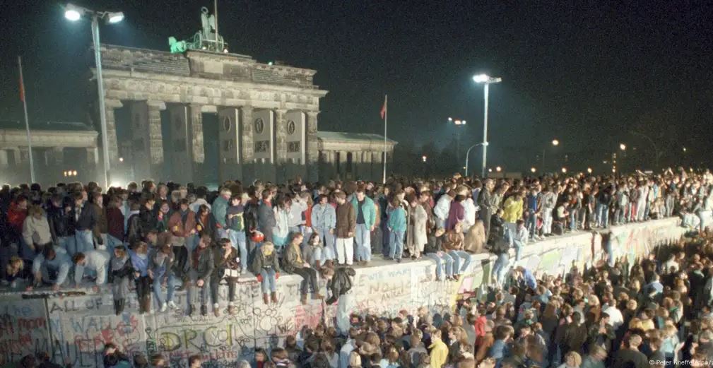 El 9 de noviembre de 1989 se celebra como el día en que la dictadura de Alemania del Este abrió las fronteras a Occidente, lo que allanó el camino para la reunificación alemana y el colapso del comunismo soviético. Foto: DW.