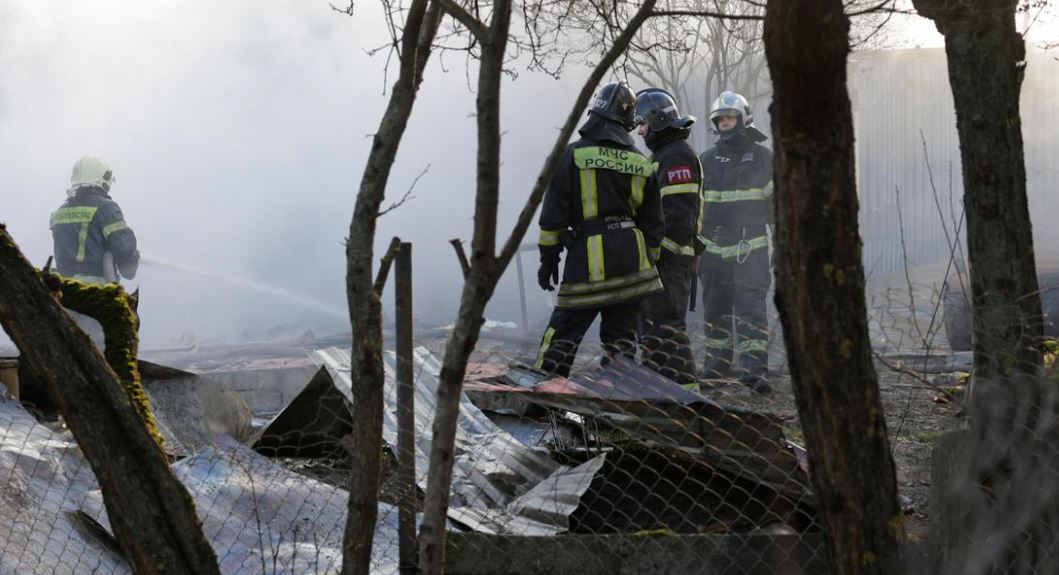 Equipos de rescate trabajan en el lugar del ataque con drones en el pueblo de Stanovoye, región de Moscú. Foto: DW.