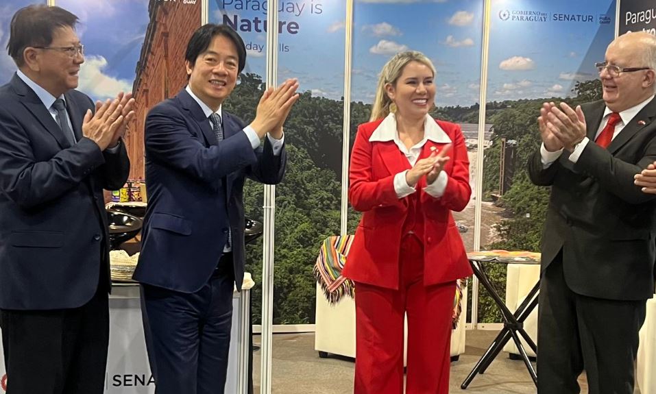 El presidente taiwanés, Lai Ching-te, inauguró, junto con la Ministra Angie Duarte y el Embajador Carlos Fleitas, el stand de Paraguay. Foto: Gentileza.