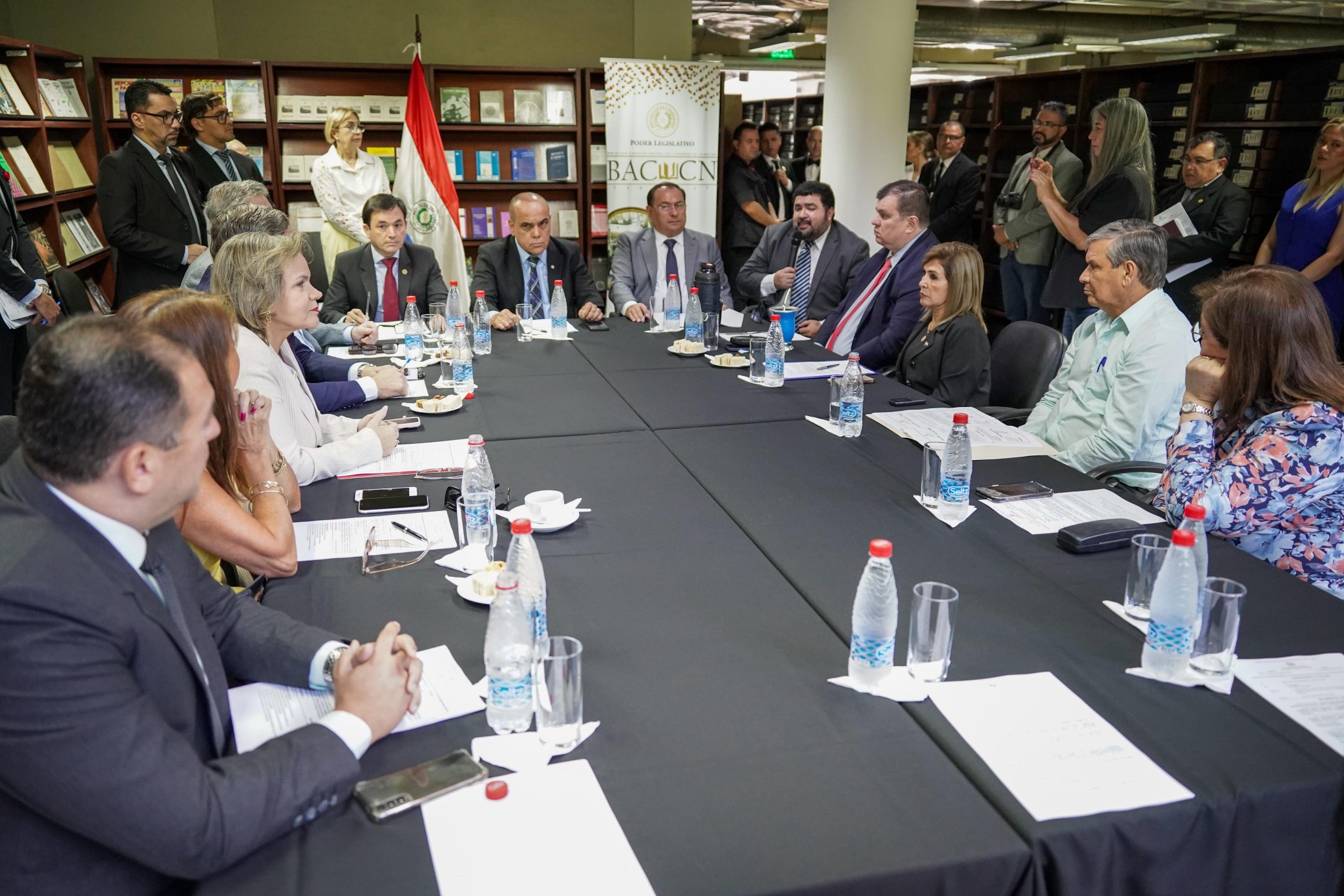 Mesa directiva del Senado en la biblioteca del Congreso. Foto: Gentileza.