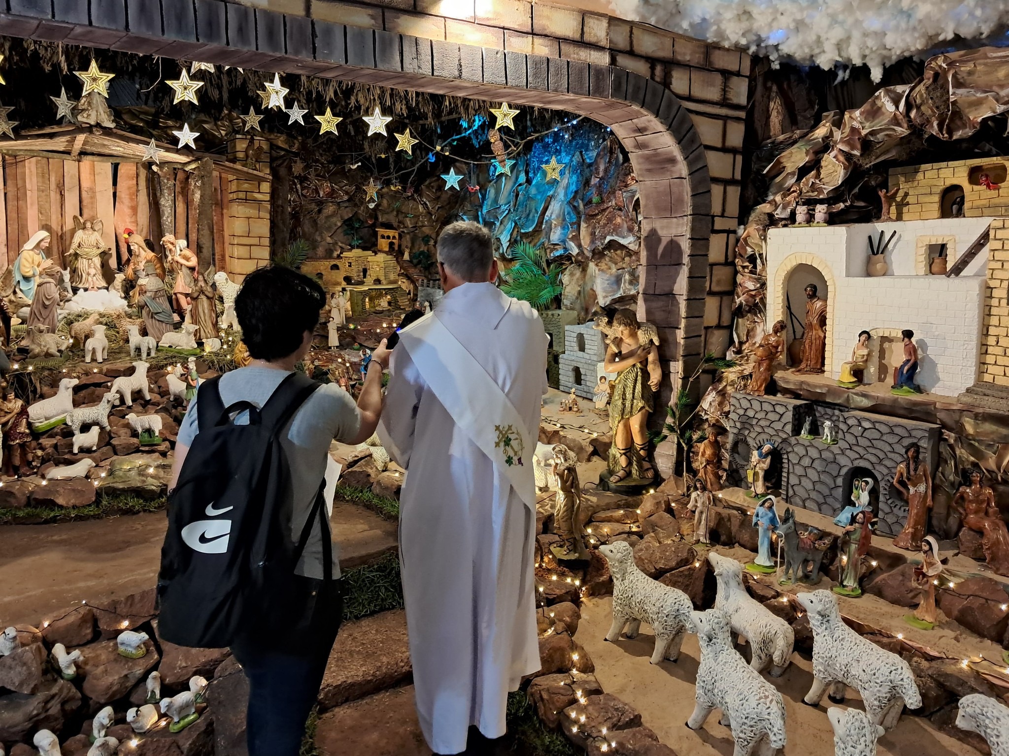 Bendición del pesebre de la familia Sánchez en Itauguá durante su habilitación. Foto: José González Mazó.