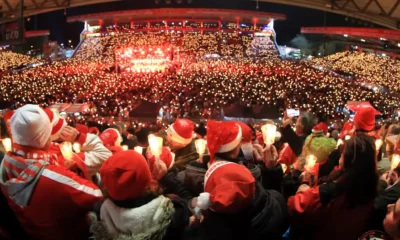 Aficionados del Unión Berlín dejan por un día las pasiones del fútbol y cantan juntos en el estadio "Noche de Paz" . Imagen: nordphoto/Engler/picture alliance