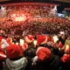 Aficionados del Unión Berlín dejan por un día las pasiones del fútbol y cantan juntos en el estadio "Noche de Paz" . Imagen: nordphoto/Engler/picture alliance