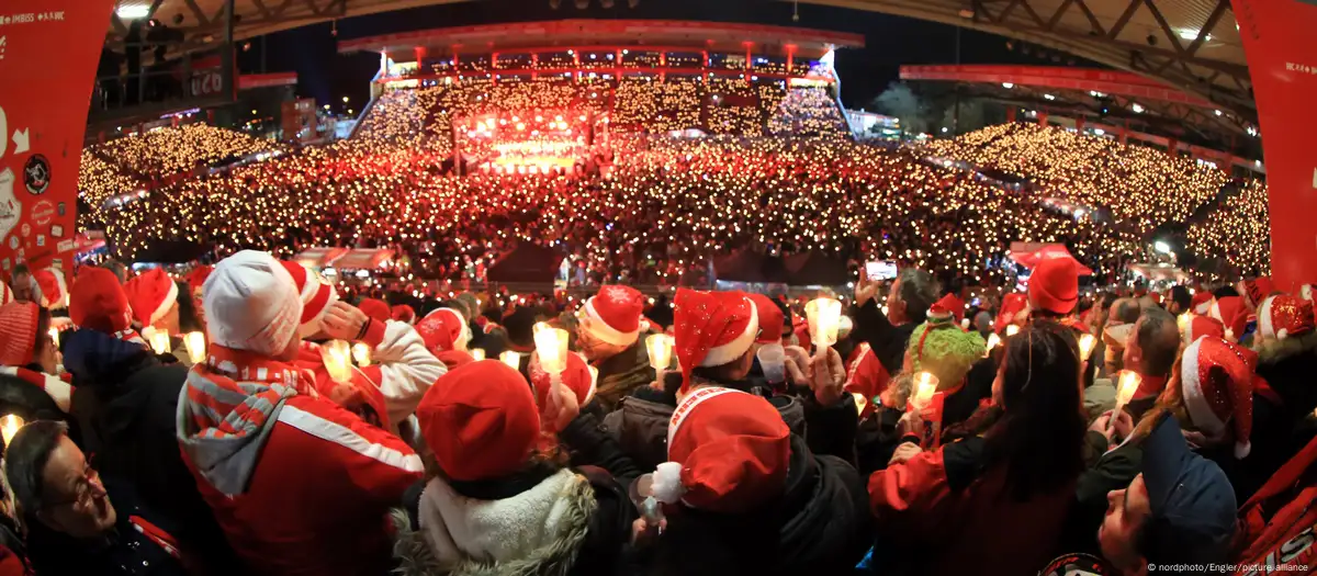 Aficionados del Unión Berlín dejan por un día las pasiones del fútbol y cantan juntos en el estadio "Noche de Paz" . Imagen: nordphoto/Engler/picture alliance