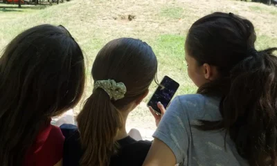 Países europeos como España, Italia o Francia también han optado por la prohibición de los celulares en las escuelas, en un movimiento que ahora gana fuerza en Latinoamérica. Imagen: Jelena Djukic Pejic/DW