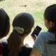 Países europeos como España, Italia o Francia también han optado por la prohibición de los celulares en las escuelas, en un movimiento que ahora gana fuerza en Latinoamérica. Imagen: Jelena Djukic Pejic/DW