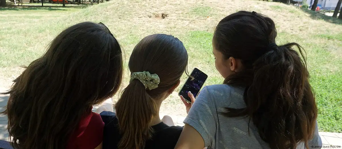 Países europeos como España, Italia o Francia también han optado por la prohibición de los celulares en las escuelas, en un movimiento que ahora gana fuerza en Latinoamérica. Imagen: Jelena Djukic Pejic/DW