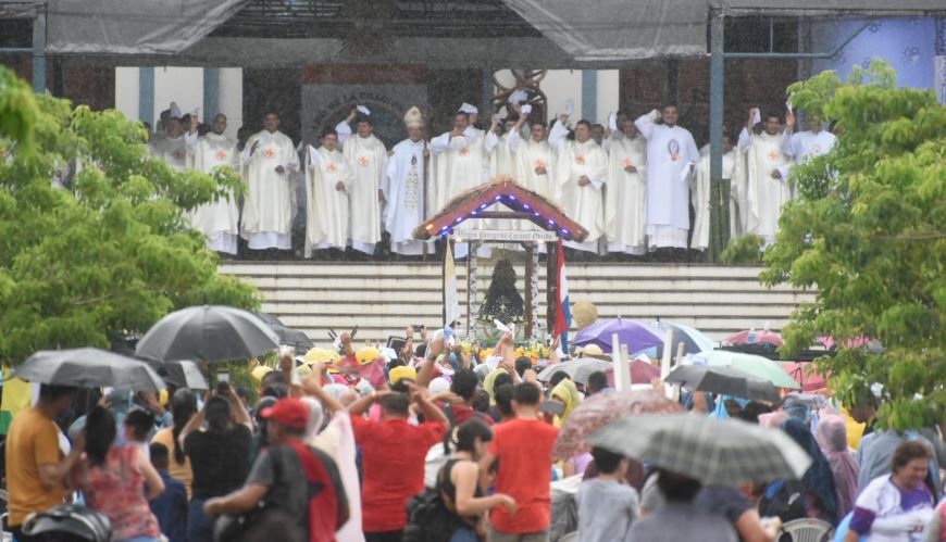 Lluvia durante misa en Caacupé. Foto: MSP BS.