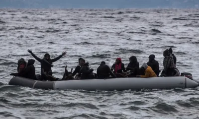 Migrantes en un bote cerca de Lesbos. Imagen: Angelos Tzortzinis/picture alliance/dpa