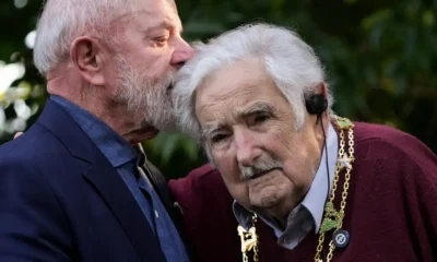 El presidente Luiz Inacio Lula da Silva, besa la cabeza del expresidente de Uruguay, José "Pepe" Mujica, tras concederle la más alta condecoración de Brasil. Imagen: Mariana Greif/DW