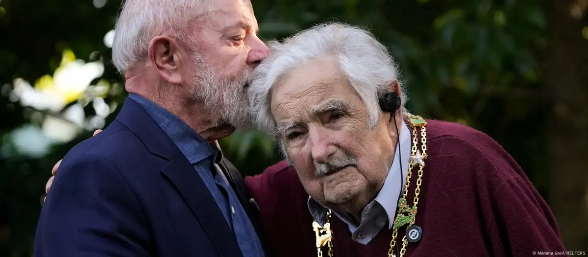 El presidente Luiz Inacio Lula da Silva, besa la cabeza del expresidente de Uruguay, José "Pepe" Mujica, tras concederle la más alta condecoración de Brasil. Imagen: Mariana Greif/DW