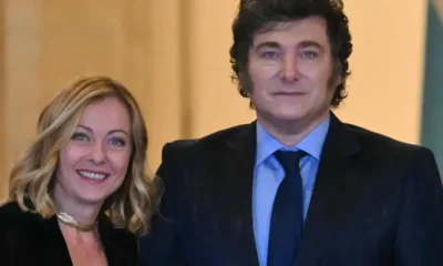 Giorgia Meloni, primera ministra de Italia, junto a Javiuer Milei, presidente de Argentina. Imagen: ANDREAS SOLARO/AFP