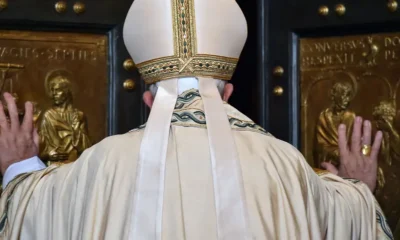 El Papa Francisco abre la "Puerta Santa" en la Basílica de San Pedro, en el Vaticano, en 2015. Imagen: VINCENZO PINTO/AFP/