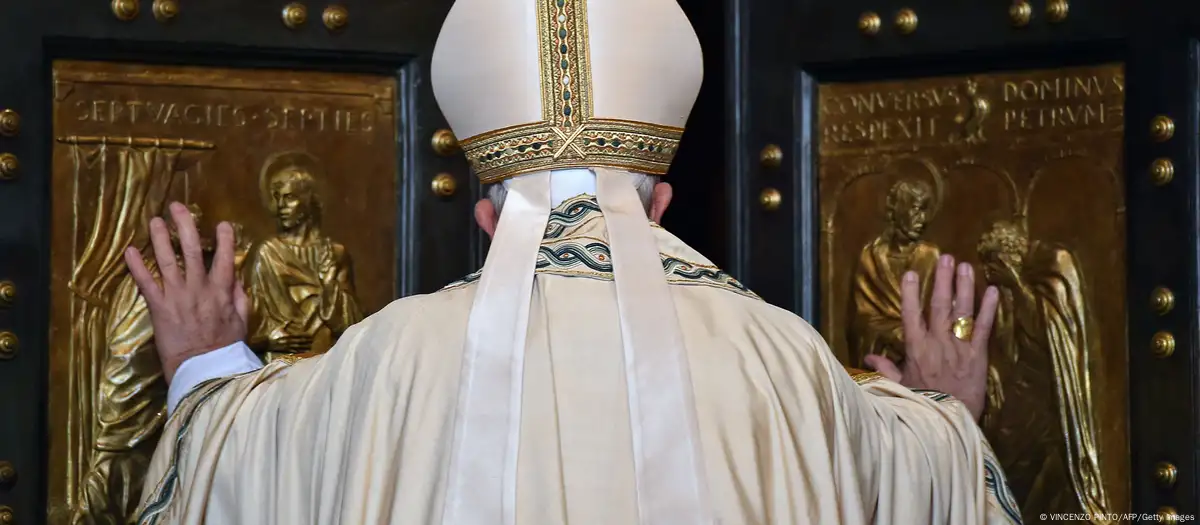 El Papa Francisco abre la "Puerta Santa" en la Basílica de San Pedro, en el Vaticano, en 2015. Imagen: VINCENZO PINTO/AFP/