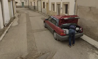 Las imágenes de Google Maps Street View captaron el momento en que se introducía un bulto blanco en el maletero de un vehículo en Tajueco.