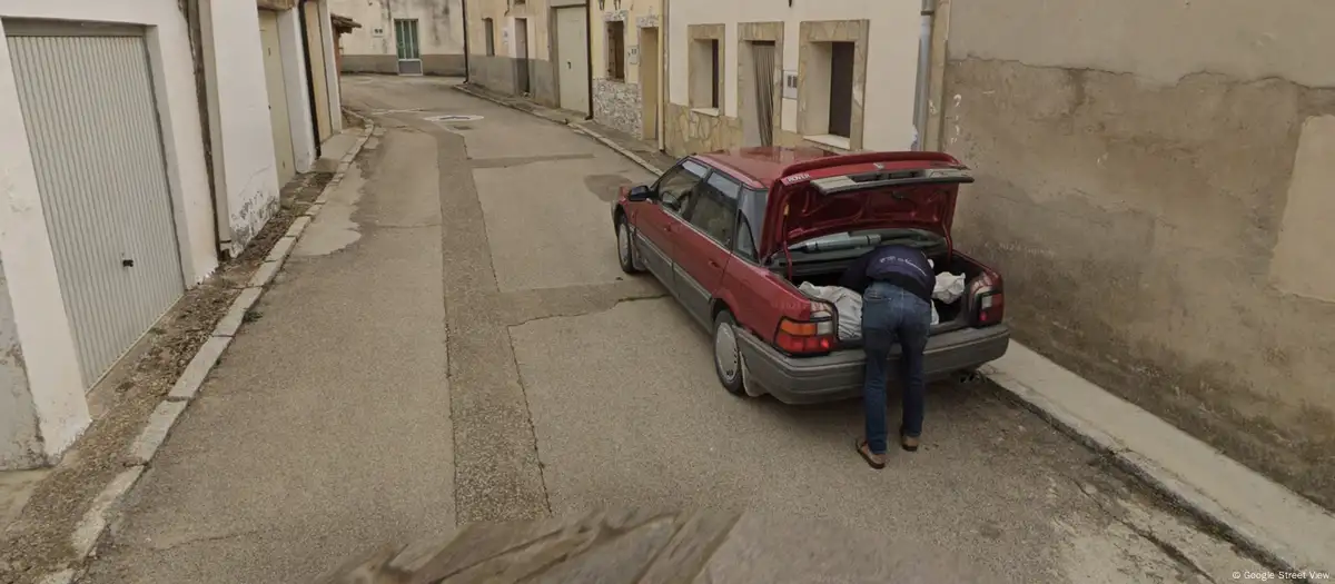 Las imágenes de Google Maps Street View captaron el momento en que se introducía un bulto blanco en el maletero de un vehículo en Tajueco.