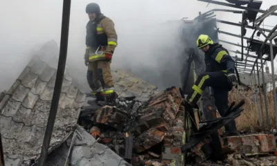 Bomberos trabajan en la extinción de incendios tras el ataque de un dron ruso en Járkiv el pasado 25 de diciembre. Foto: DW