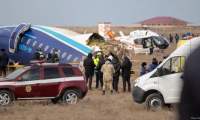 La cola del avión resultó menos dañada. Fue la zona donde estaban los sobrevivientes. Imagen: Isa Tazhenbayev/Xinhua News Agency/IMAGO