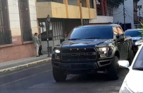 Lujosa camioneta entregada por la Senabico a la SNJ. Foto: Redes.