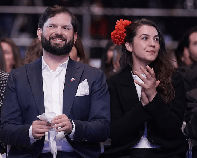 Gabriel Boric y Paula Carrasco. Foto: El País.