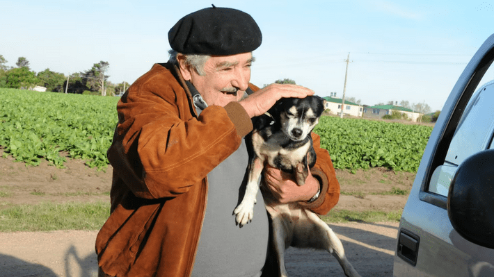 José "Pepe" Mujica junto a su perra Manuela. Foto: Infobae.