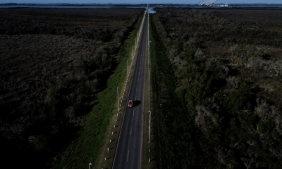 Los cruces de los uruguayos hacia Argentina fueron una constante en Uruguay (Foto AP/Natacha Pisarenko)